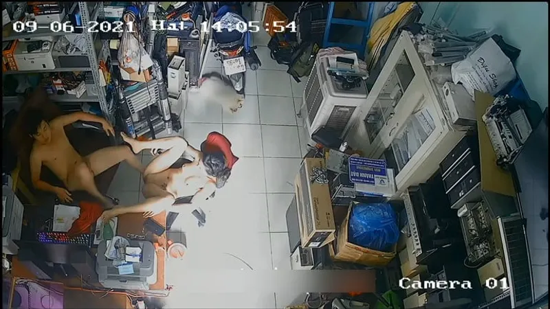 Người vợ gã chồng trả bài nhau trong của của quý máy tính
